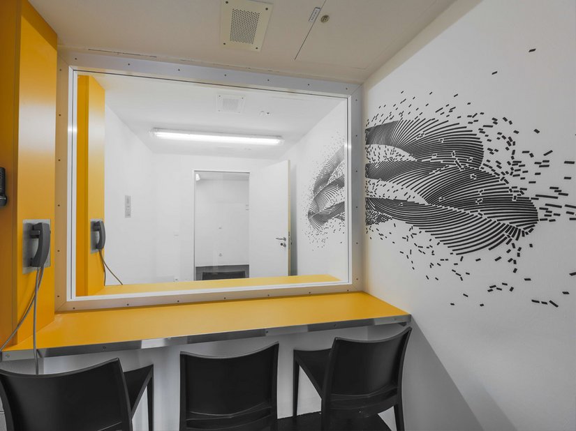 Besucher und Häftlinge können sich im Trennscheibenbesuchsraum „treffen“.
