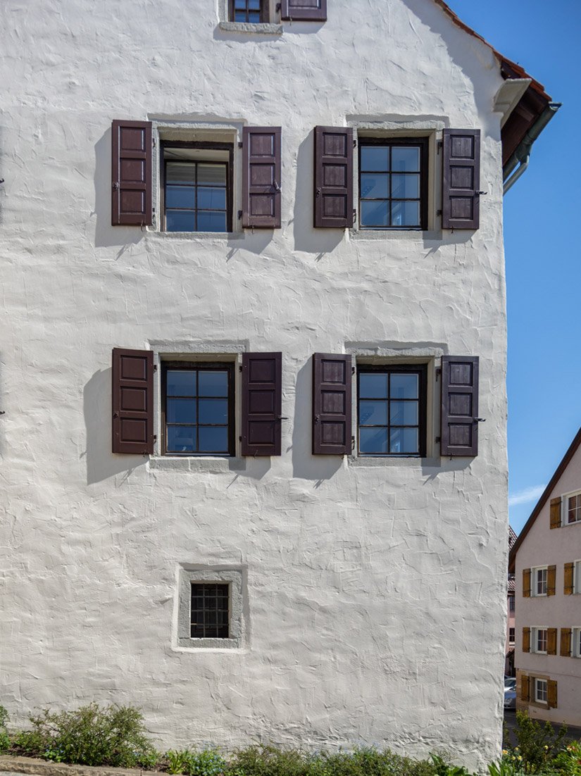 Ein neuer Anstrich für die „Alte Welt“: Die Fassaden des historischen Hauses erhielten eine denkmalgerechte neue Beschichtung.