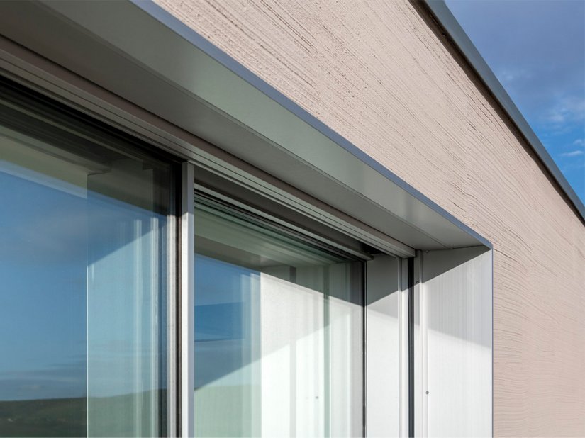 Alle verwendeten Braun-, Weiß- und Grautöne der Fassaden und Anschlussprofile wurden sehr gut aufeinander abgestimmt.
Foto: ©Johannes Marburg, Genf