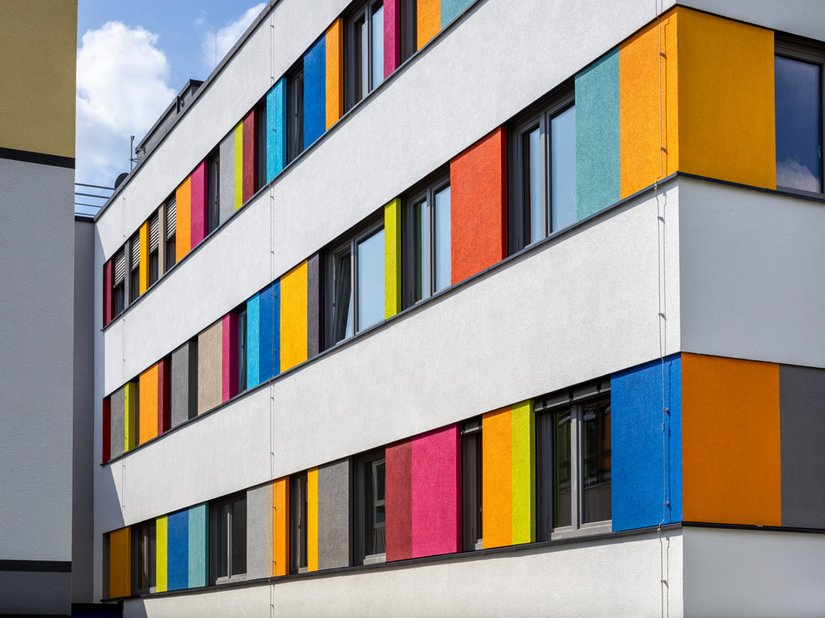 Die fröhliche, farbenfrohe Farbgestaltung macht den mit dem WDV-System MW Top gedämmten Neubau zum „Lebenshilfehaus“, ohne dass das Gebäude bunt wirkt.