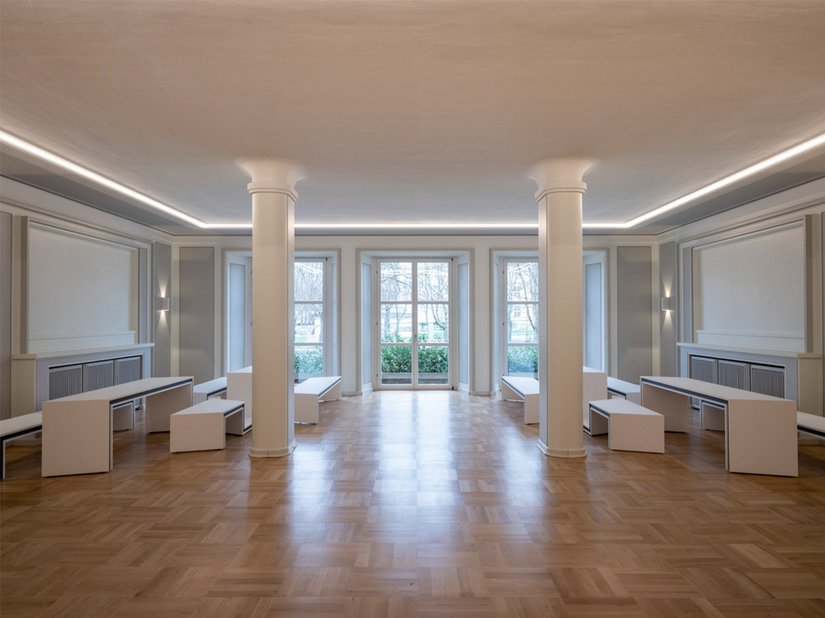 Die hell abgesetzten Bereiche und die Decken in den neoklassizistischen Räumlichkeiten wurden mit Dolomit ELF 900 beschichtet.