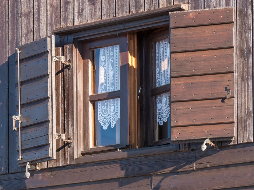 Durch ihre sanierte Holzfassade verliert die Hütte bis heute nichts von ihrem Charme.