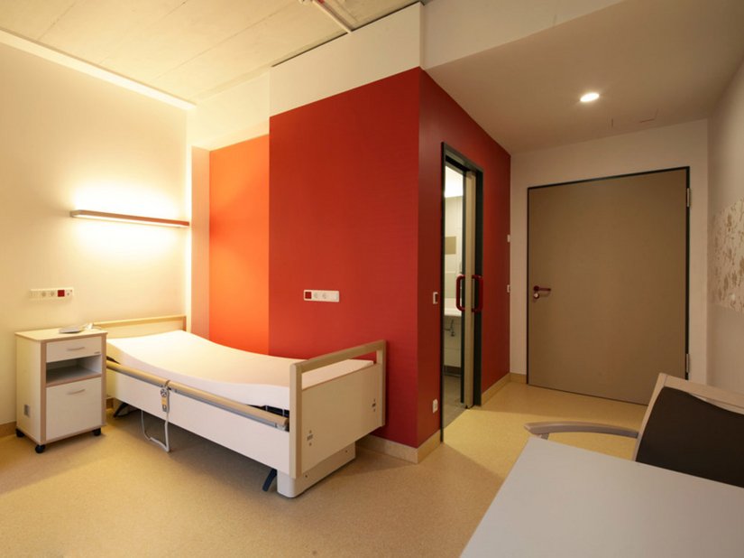 Architektur und Innenraumgestaltung folgen beim Psychiatrischen Pflegeheim der Klinik DR. FONTHEIM GmbH konsequent dem Pflegekonzept: Die Farbe Rot weist dem Bewohner den Weg zum Sanitärbereich.