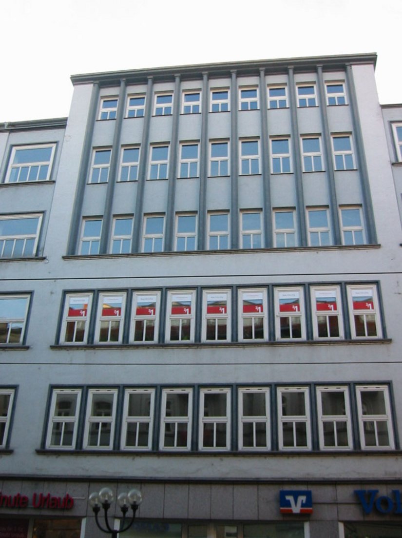 Bestandsaufnahme des Objekts Bahnhofstraße 45 vor der Renovierung. Das in den 1960er-Jahren errichtete Haus erinnert mit seiner klaren Formensprache an die Bauhausarchitektur.