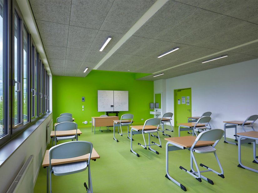 Abgestufte Grüntöne für den Boden und jeweils eine Wandfläche vitalisieren die Klassenräume.