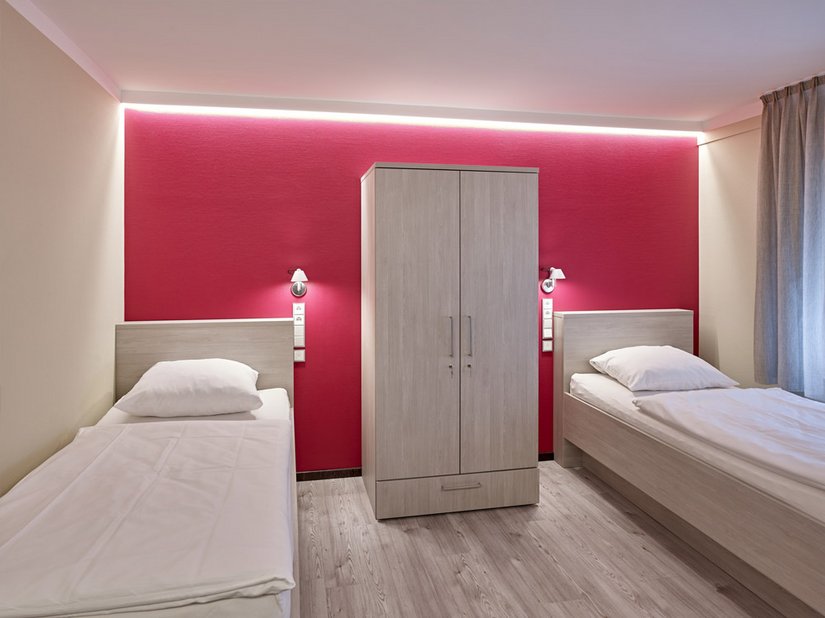Ein Doppelzimmer, im Stile der Etagenfarbe Rot.