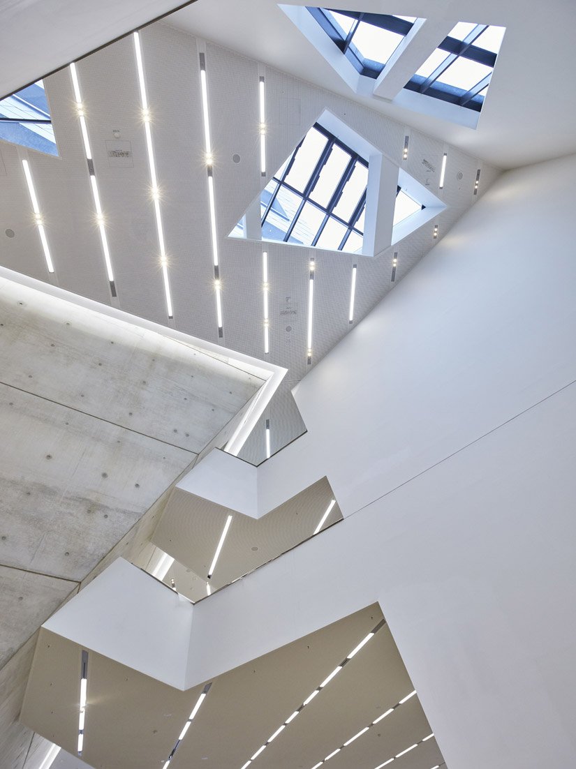 Ein Blick nach oben lohnt sich, auch hier wird die freie Architektur von Libeskind deutlich.