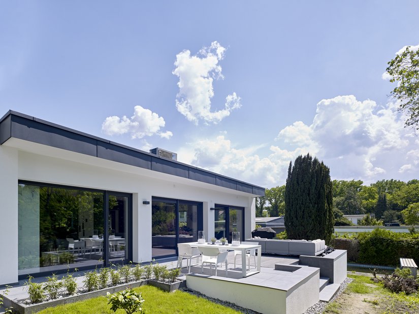 Gartenansicht des Hauses: Das klare Farbgestaltungsprinzip entwickelt sich über die gesamte äußere Sichtfläche.