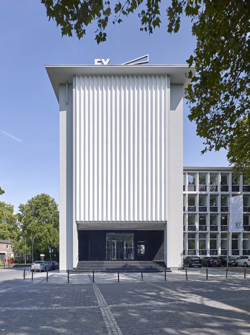 Das Bürogebäude am Börsenplatz 1 in Köln wurde 1952 vom Architekten Wilhelm Riphahn entworfen.