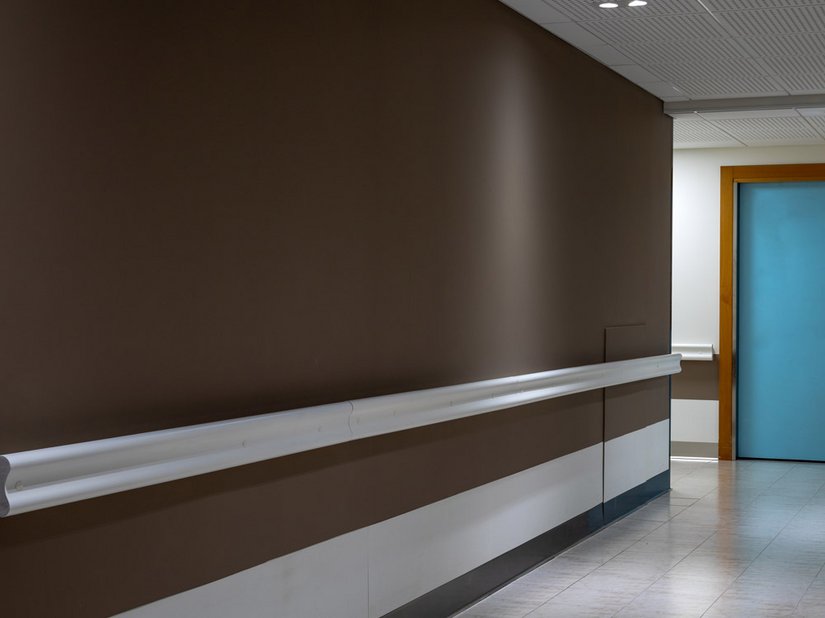 Die unterschiedlichen Wandgestaltungen deuten auf unterschiedliche Bereiche hin, z. B. auf das moderne Rehabilitationszentrum oder auf eine der auf medizinische Pflege spezialisierten Kliniken.