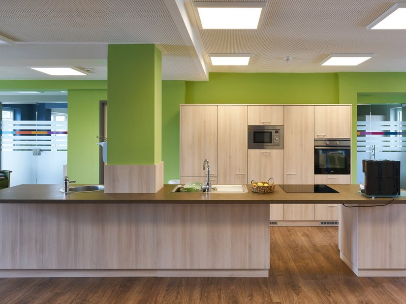 Im Farbkonzept für die Tagespflege markiert ein frischer Grünton an den Wänden den zentralen Wohnbereiche.