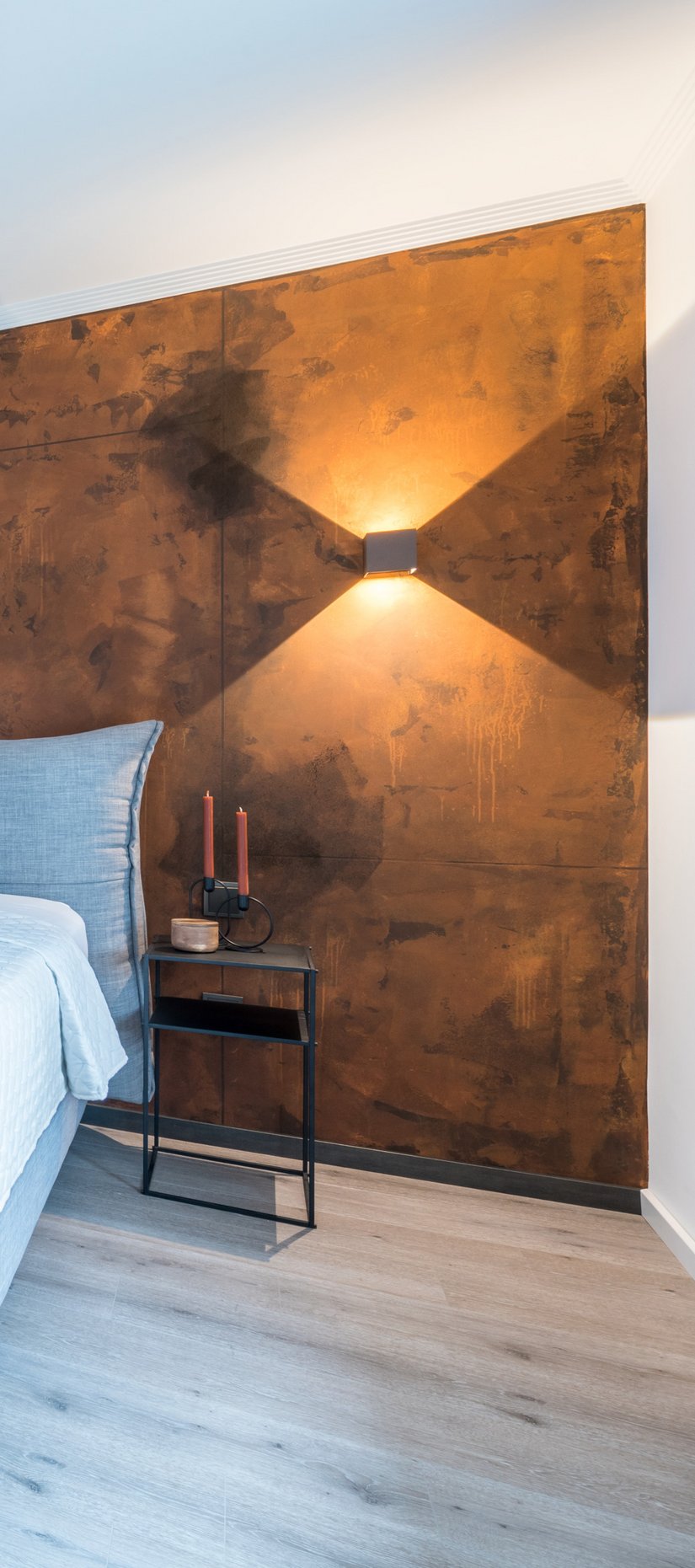 Abrundung der Raumwirkung: Der fußwarme, leicht zu pflegende Vinylboden Timber-Design 3077 mit seiner perfekten Holzoptik korrespondiert optimal mit der Akzentwand im Schlafzimmer.&nbsp;