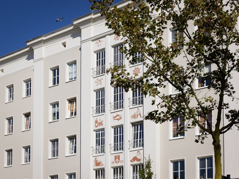 Reich gegliederte, repräsentative Fassaden sind ein typisches Merkmal der im sozialistischen „Zuckerbäckerstil“ errichteten Bauten.