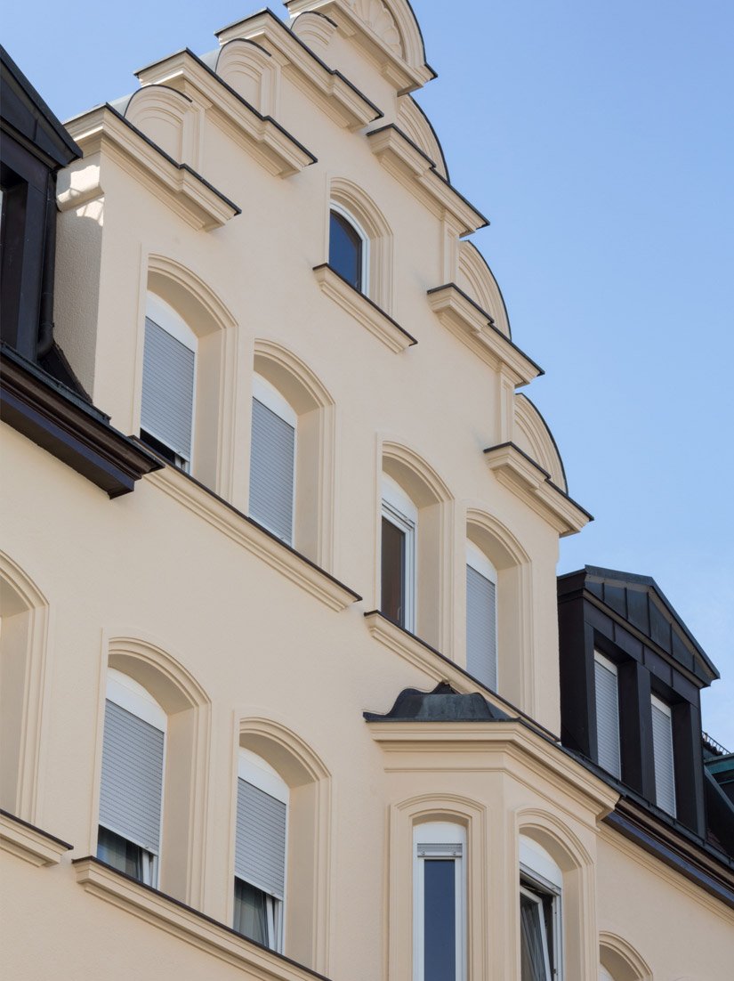 Farbe kann, wie das Mehrfamilienhaus der Siemensstraße 12 zeigt, einerseits plastische Fassadenstrukturen zum Leben erwecken, andererseits durch eine dezente, einheitliche Farbgebung beruhigen.