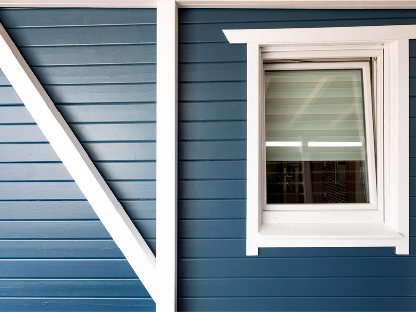 Nach dem Abkleben der weiß gestrichenen Fensterfaschen und Außenpfosten wurde Lignodur FlexGuard 871 in Blau absolut ansatzlos aufgetragen.
