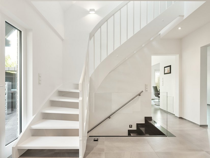Beinahe schwebend: Das durchgehende Weiß der Beschichtung lässt die Treppe in einem Wohnhaus leicht erscheinen. Mit dem seidenmatten Glanzgrad erzielten die Innenlacke von Brillux eine ästhetisch-elegante Optik.