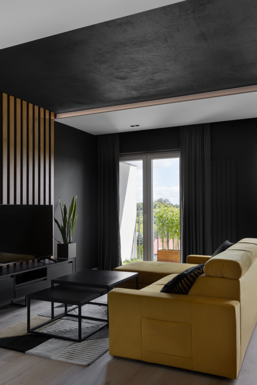 Modern-puristische Gestaltung mit Creativ Sentimento über dem Wohnbereich: Mit dem Marmor-Feinputz brachte der Fachhandwerksbetrieb eine individuelle Note auf die Fläche.
