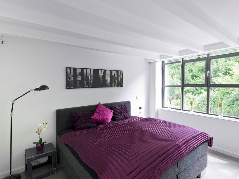 Auch das Schlafzimmer ist von verschiedenen grauen und weißen Farbtönen geprägt.