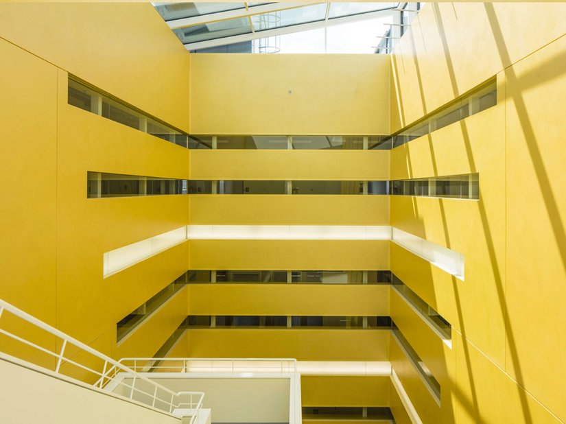 Fast 1.300 m² wurden mit Creativ Lucento 83 im Atrium beschichtet.