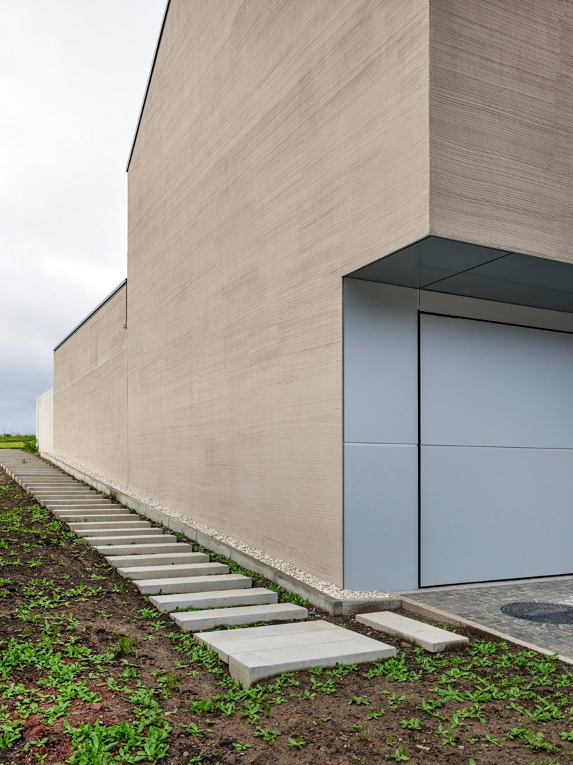 Die Fassadengestaltung unterstreicht die Eigenheiten des Baukörpers sehenswert und gliedert sie mit Besenstrichputz- und Metallflächen.
Foto: ©Johannes Marburg, Genf