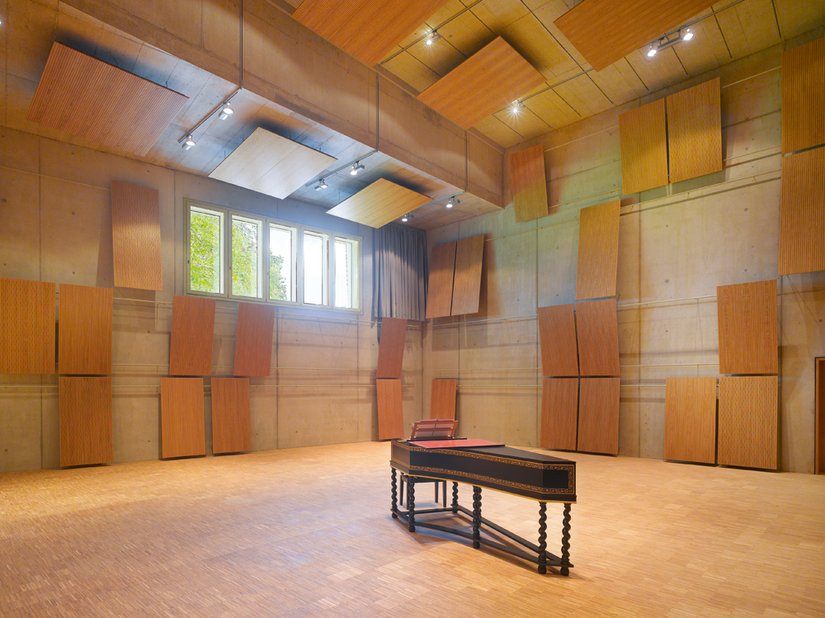 Der 8,30 m hohe Raum beinhaltet ein Luftvolumen von 1.700 m³ und ist somit optimal für 35 Musiker. Zudem ist der Raum mit von Hand verschiebbaren Holzpaneelen zur individuellen Einstellung der Akustik versehen.
