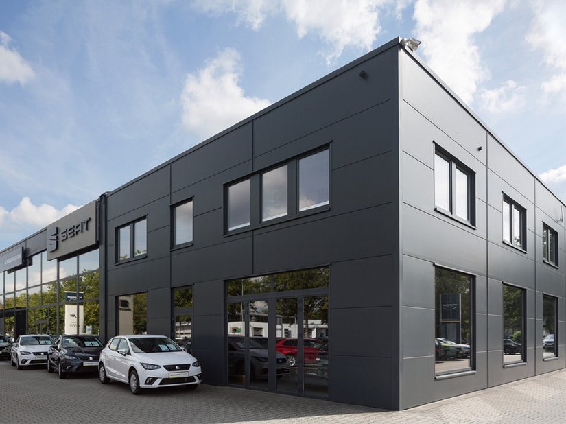 Für eine durchgehende Corporate Architecture: Bei der Renovierung des SEAT-CUPRA-Autohauses in Chemnitz kam für die Beschichtung der Metalloberflächen innen wie außen der Spritzlack Ratiospray 2170 zum Einsatz.
