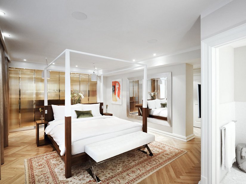 Blick in eines der insgesamt 63 Zimmer, deren Gestaltung durch verschiedene Weiß- und Brauntöne überzeugt.