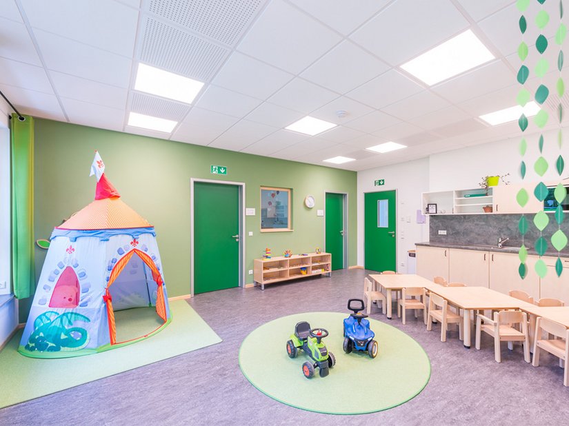 Grüne Wandflächen sowie Gestaltungselemente in den gleichen Farbtönen: Das Konzept von Architektin Elisabeth Aumann-Bierl holt die Natur in die städtische Kindertageseinrichtung in Waldmünchen.