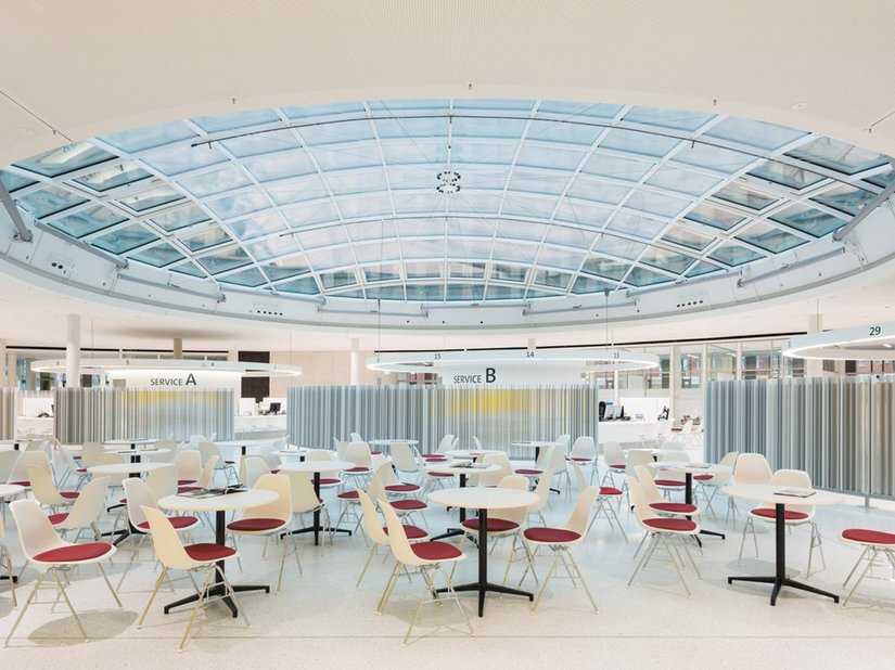 Herzstück des sechsgeschossigen Neubaus, der einen Rathauspavillon aus den 60er Jahren ersetzt, ist das Bürgerservicezentrum im Erdgeschoss mit Konferenzräumen und Mitarbeiterrestaurant.