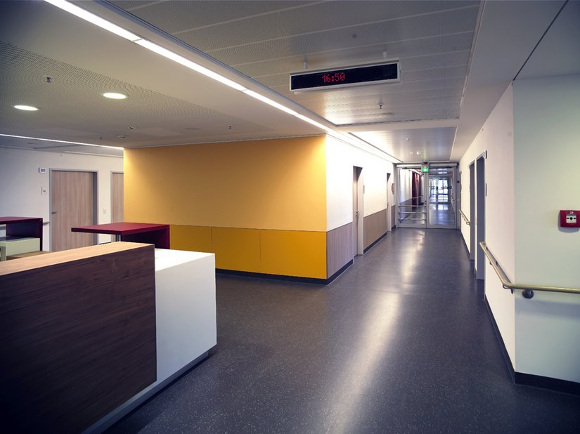 Das Lichtkonzept unterstützt den optisch ruhigen, gleichmäßigen Eindruck der Klinikräume.