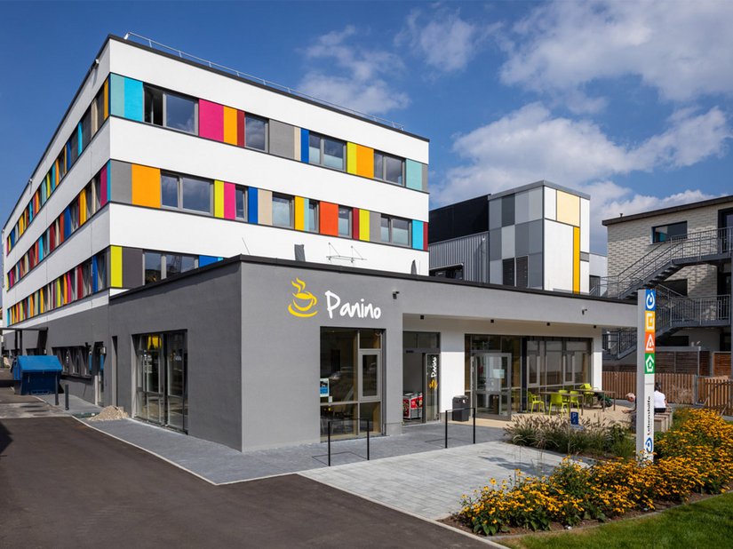 Im neuen multifunktionalen Gebäudekomplex der Lebenshilfe Stuttgart finden Räume für die Betreuung und Förderung von behinderten Menschen Platz.
