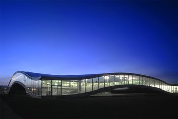 <p>Stilvolles Auf und Ab: Das Rolex Learning Center schmiegt sich auf 20.000&nbsp;m² in die schwungvolle Landschaft aus Hügeln und Niederungen.<br><i>Foto: Getty Images</i></p>