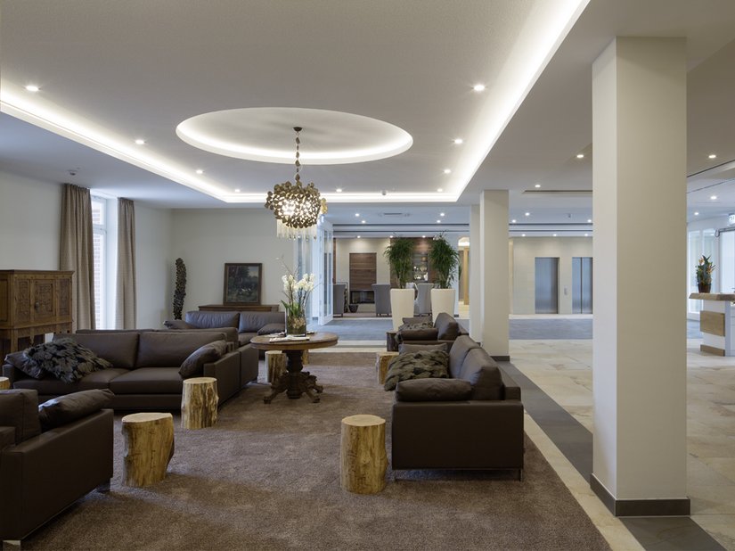 Hochwertige Natursteinböden, traditionelle Eichenholzböden, warme Farben und edles Design – diese Kombination sorgt sowohl beim Betreten der Lobby als auch der Hotelzimmer für eine Atmosphäre zum Wohlfühlen.