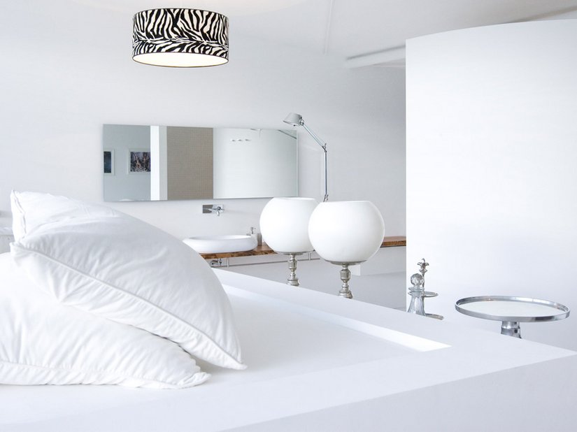 Der Bad- und Schlafbereich strahlt in makellosem Weiß.