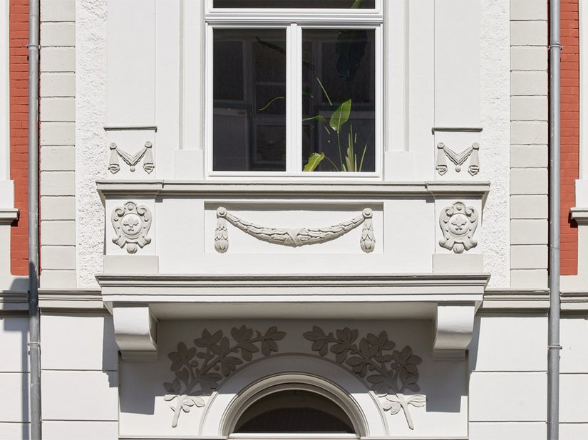 Anstelle großflächiger Fenster wurden hochwertige, geteilte Fenster eingebaut, die die Rundbogenform vorhandener Fensterstürze nachvollziehen.