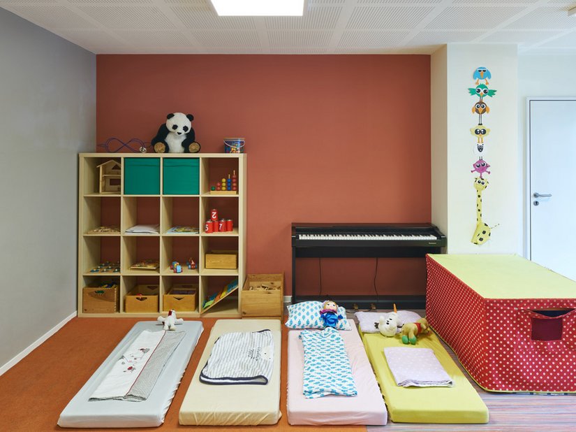 In den Kita-Räumen wurden immer farbige mit neutralen grauen Flächen kombiniert, um den richtigen Hintergrund für die Kunstwerke der Kinder und ihre Bastelarbeiten bieten zu können.
