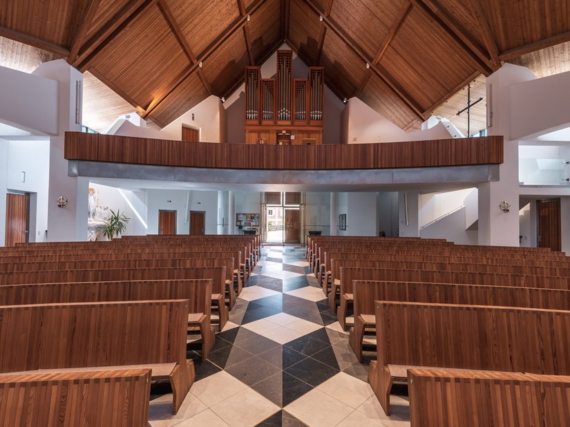 Der Blick vom Altar zur Empore, die zusätzlich Raum für Besucher bietet und auf der die Orgel ihren Platz hat.