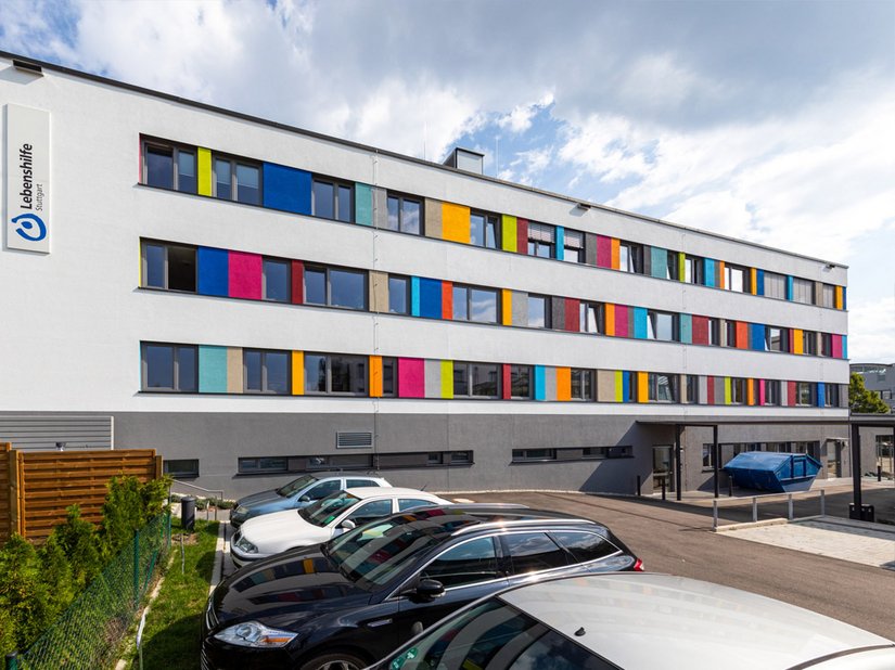 Die in insgesamt 16 verschiedenen Farbtönen mit Evocryl 200 gestalteten Fenster-Farbstreifen geben dem Neubau seine Identität und sorgen zudem für eine horizontale Gliederung der Fassade.