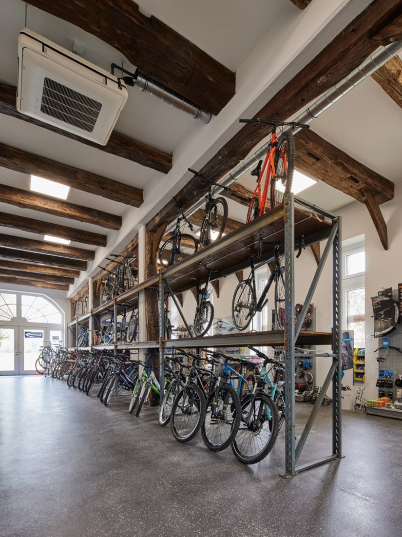 Das Fachwerkhaus bietet genügend Platz, um Fahrräder und Zubehör perfekt zu präsentieren. Das durchgängige Bodenversiegelungssystem Floortec 2K-Purolid unterstreicht die Weitläufigkeit der Verkaufsfläche.