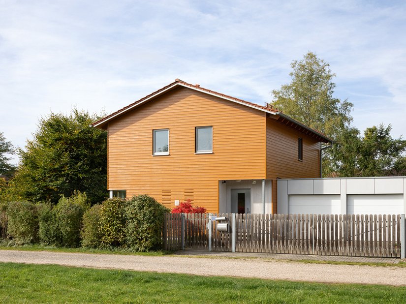 Das skandinavisch anmutende Holzhaus im oberpfälzischen Weiden präsentiert sich nach der Renovierung mit Lignodur SolvoGuard 885 wieder optisch ansprechend und widerstandsfähig.