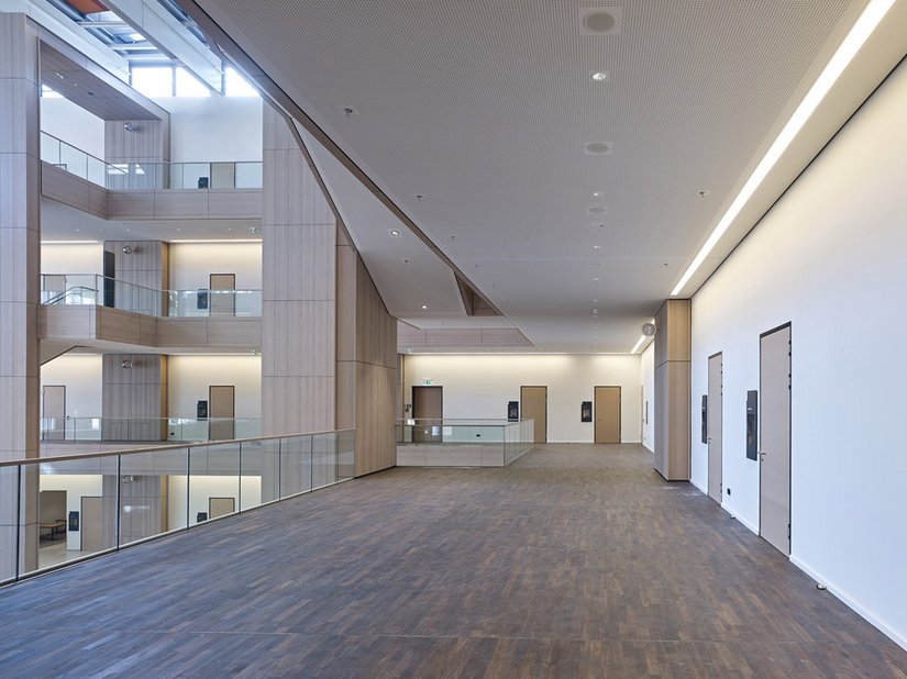 Die Erschließung der Galerien erfolgt über das 28 m hohe Atrium.