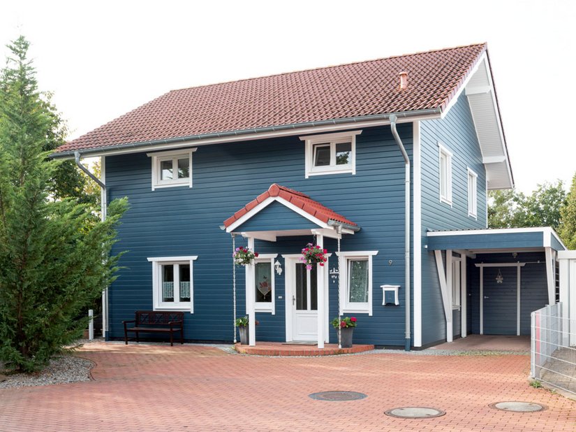 Das Holzhaus in Buggingen erinnert mit seiner blau-weißen Fassade an norwegische Vorbilder. Der Außenanstrich wurde mit &nbsp;Lignodur FlexGuard 871 (vorherige Deckfarbe 871) realisiert.