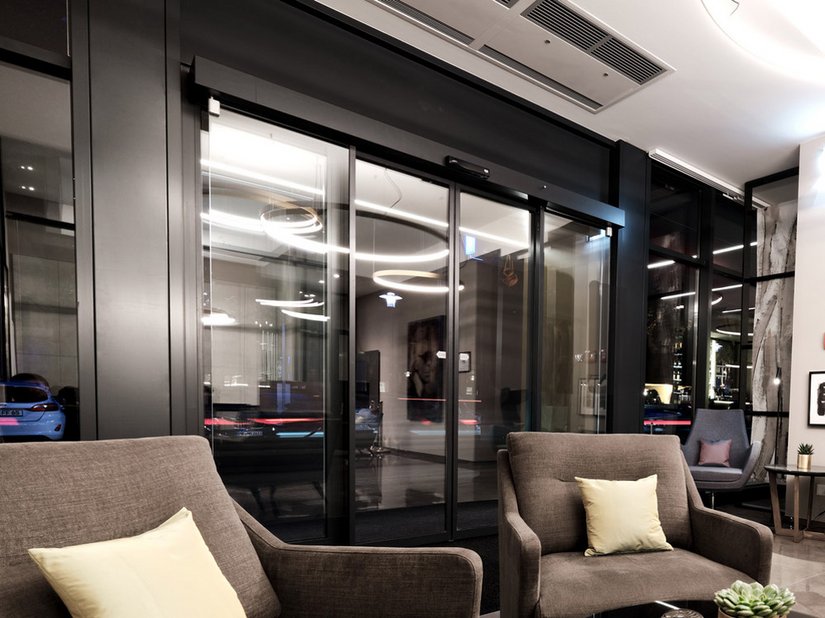 Das matte Weiß an Wänden und Decken unterstreicht die moderne Optik des Eingangsbereichs im SAXX Hotel. Zusammen mit der Bar steht das Designkonzept für ein urbanes Flair mitten im Hagener Zentrum.