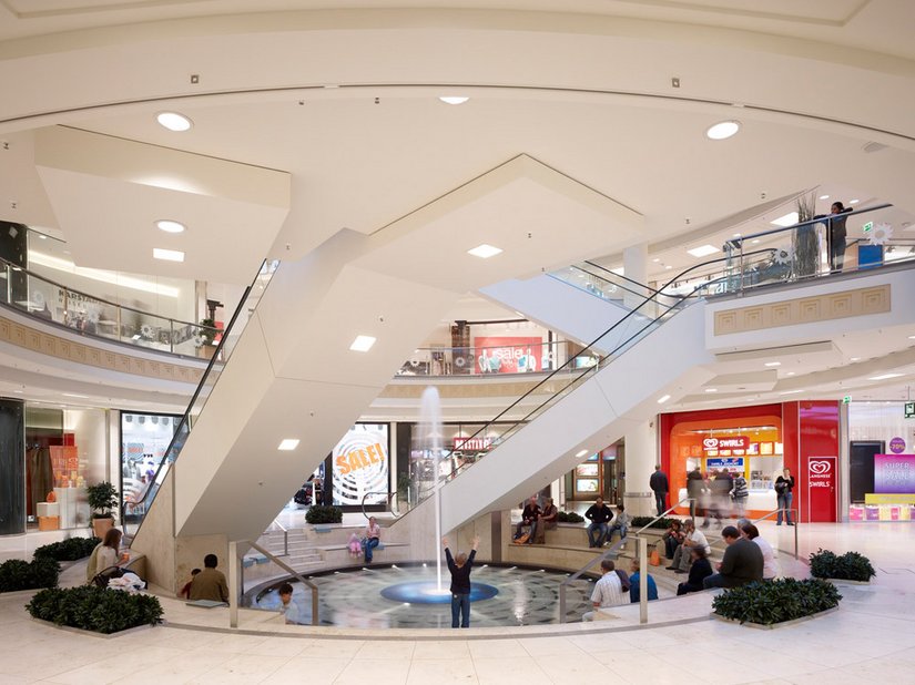Die Innengestaltung des Einkaufszentrums Limbecker Platz besticht durch Helligkeit, Übersichtlichkeit und Eleganz.