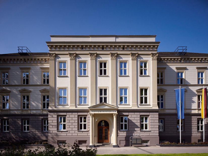 Das dreiflügelige und dreistöckige Hauptgebäude wird seit mehr als 140 Jahren ununterbrochen für die Zwecke der Justiz genutzt.