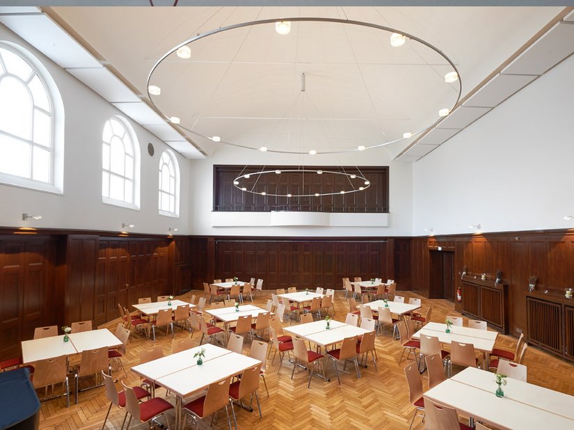 Die Architekten von JWR legten im Rahmen der Innensanierung einen besonderen Schwerpunkt auf den Hauptsaal des Wichernhauses.