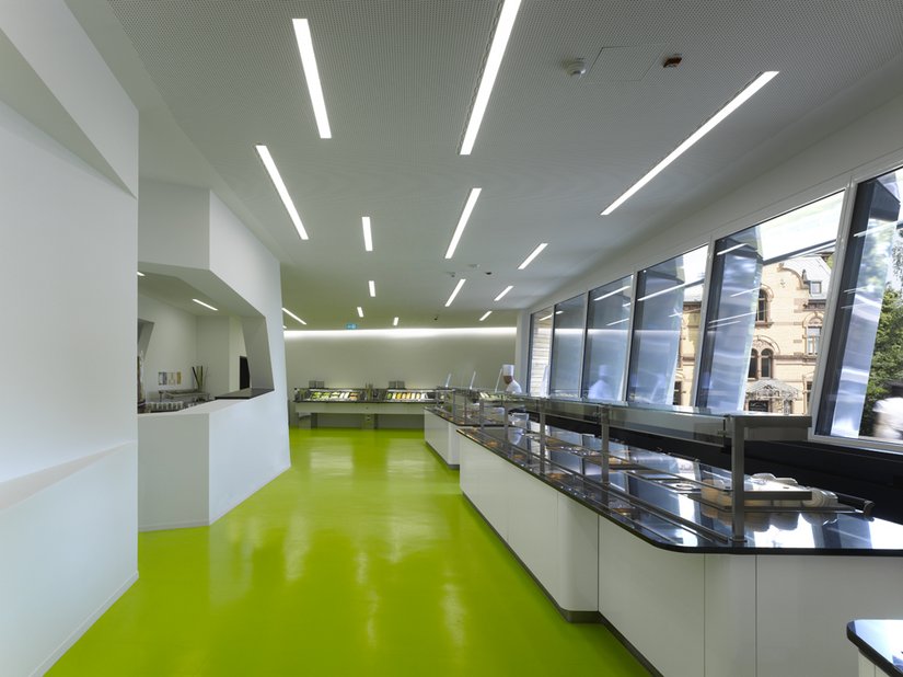 Grün und Weiß sind die dominanten Farben im Gebäude – in der Kantine sorgen sie für ein fröhliches Ambiente.