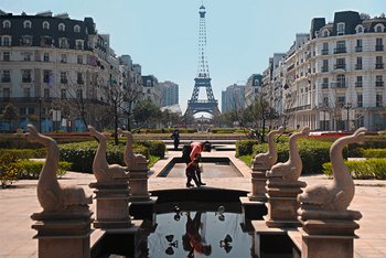 <p>Auf diesem Platz namens Champs-Élysées findet sich der Nachbau eines Brunnens aus dem Pariser Jardin du Luxembourg. Mit 108 Metern misst der chinesische Eiffelturm nur ein Drittel des Originals; <i>Foto: Getty Images</i></p>