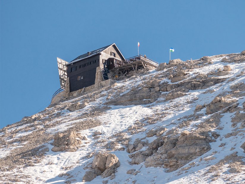 Erschwerte Arbeitsbedingungen begegneten den Malern auf dem Dach der Dolomiten.