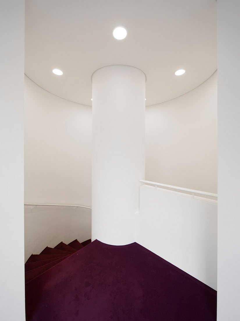 Das Treppenhaus fügt sich mit seiner Gestaltung ebenfalls in das farbliche Gesamtkonzept ein.